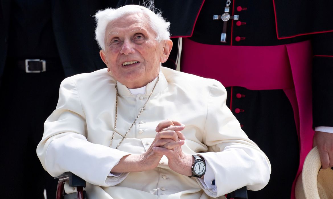Bento XVI espera se recuperar para voltar a escrever, diz biógrafo